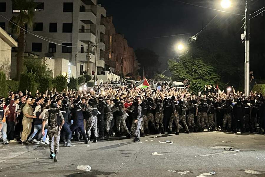 Силы безопасности препятствуют демонстрантам, пытающимся проникнуть в посольство Израиля в Аммане, Иордания