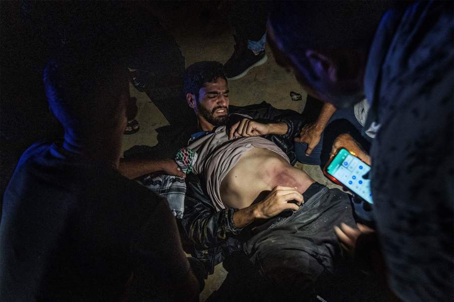 Ливанцы собираются перед посольством США, чтобы устроить акцию протеста против авиаудара Израиля по баптистской больнице Аль-Ахли в секторе Газа в Бейруте