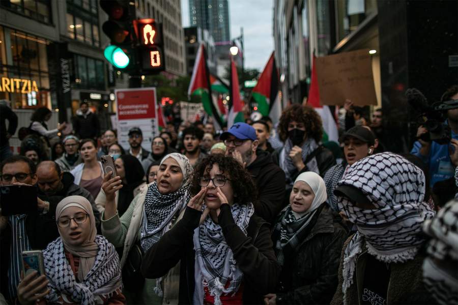 Люди собираются в знак протеста против авиаудара Израиля по баптистской больнице Аль-Ахли в секторе Газа, поскольку израильские атаки продолжаются, в Монреале, Канада