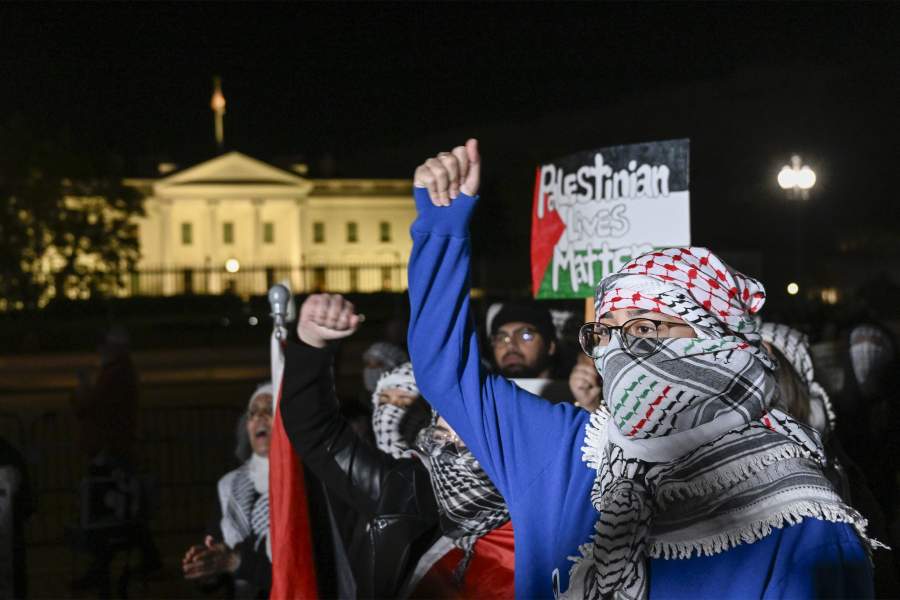 Палестинское молодежное движение и пропалестинские протестующие провели митинг и демонстрацию возле Белого дома в знак протеста и осуждения недавних действий правительства Израиля