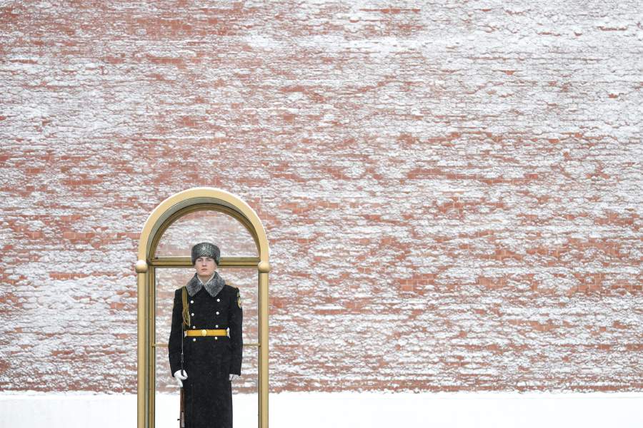 Военнослужащий роты почетного караула у Могилы Неизвестного Солдата в Александровском саду у Кремлевской стены во время снегопада