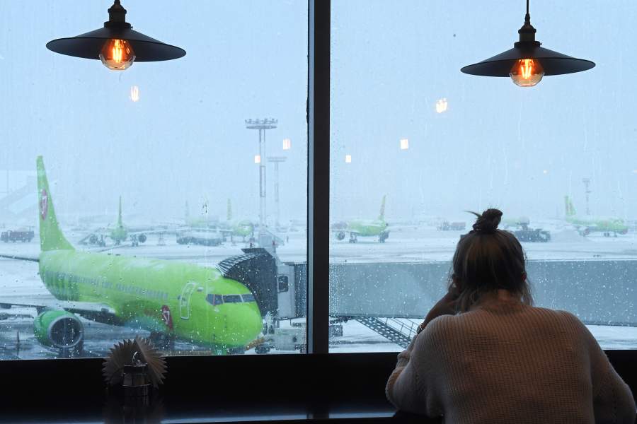 пассажир, ожидающий своего рейса в аэропорту Домодедово