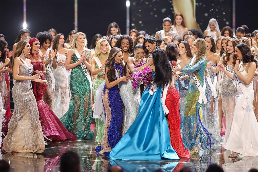 «Мисс Никарагуа» Шейннис Паласиос победила в конкурсе. По традиции, предыдущая обладательница титула передала ей корону