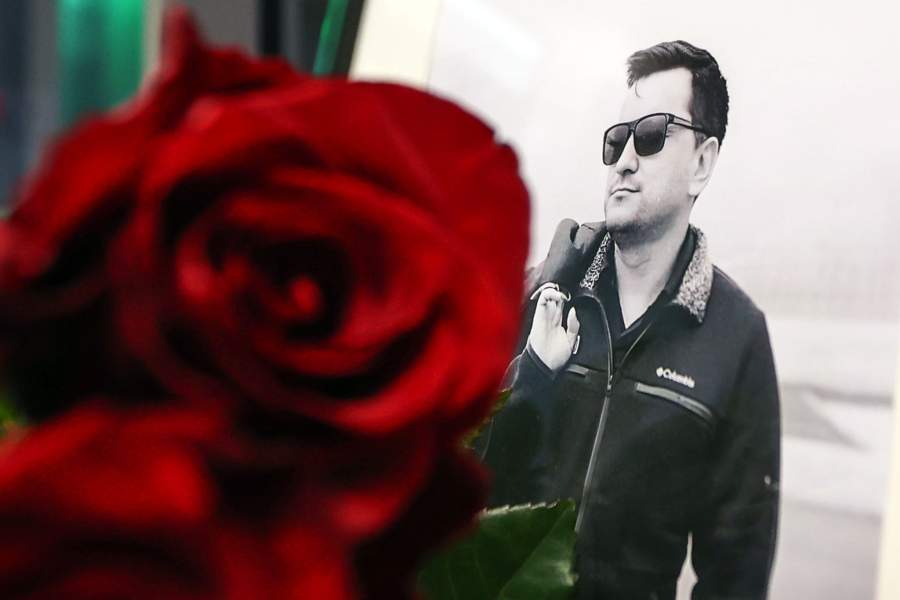 Цветы у портрета корреспондента телеканала «Россия 24» Бориса Максудова на входе в здание ВГТРК. Борис Максудов был тяжело ранен 22 ноября в Запорожской области (украинские войска нанесли удар по съемочной группе с беспилотника), его экстренно госпитализировали, но ранения оказались смертельными