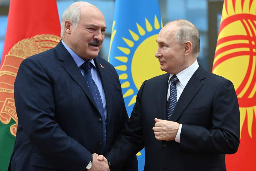 Президент РФ Владимир Путин и президент Белоруссии Александр Лукашенко (слева) на церемонии встречи участников сессии Совета коллективной безопасности Организации Договора о коллективной безопасности (ОДКБ) в Минске