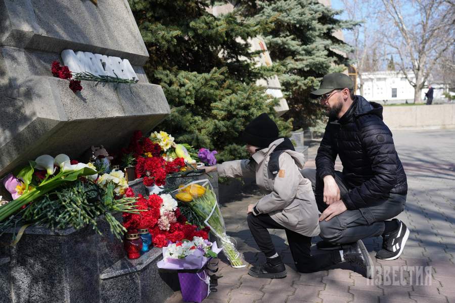 Возложение цветов в Севастополе