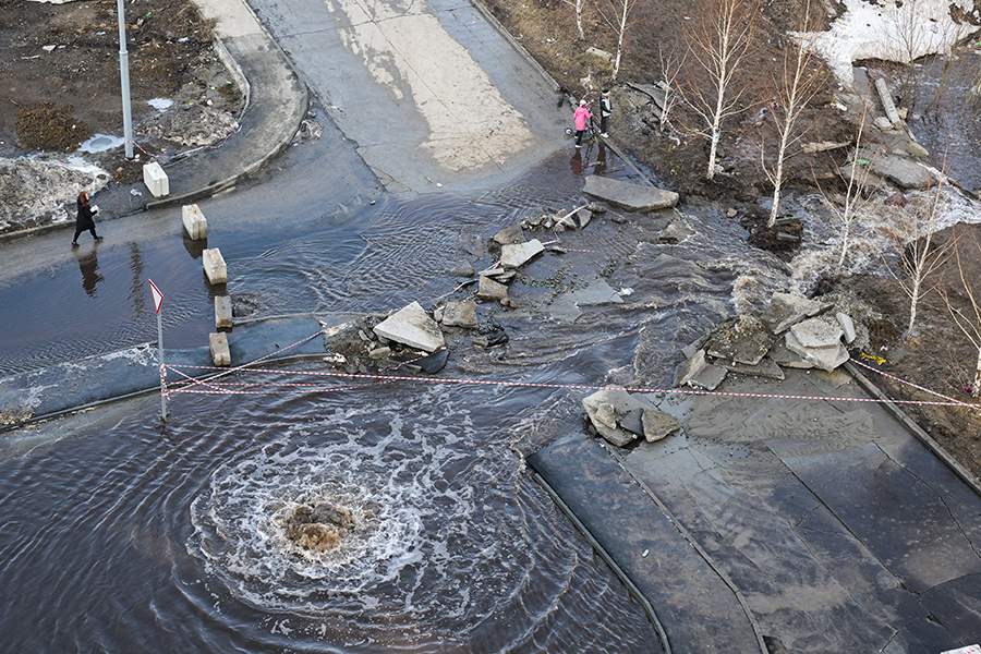 Прорыв талых воды из ливневой канализации на улице Виктора Уса в Кировском районе Новосибирска