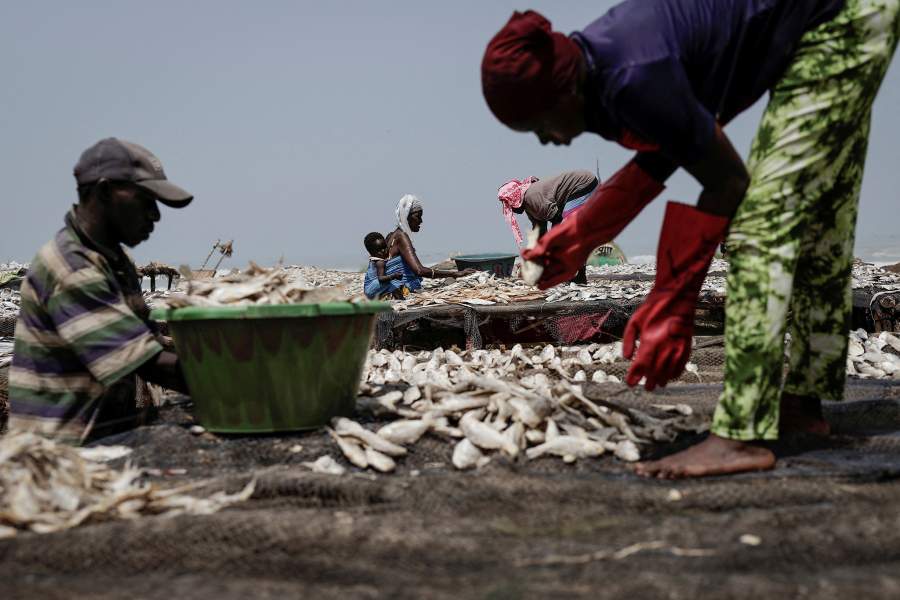 Как жители африканской деревни пытаются сбежать от нищеты