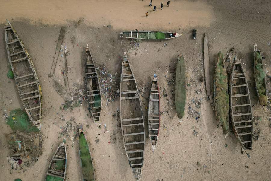 Как жители африканской деревни пытаются сбежать от нищеты