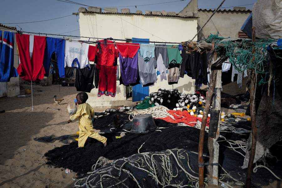 Как жители африканской деревни пытаются сбежать от нищеты