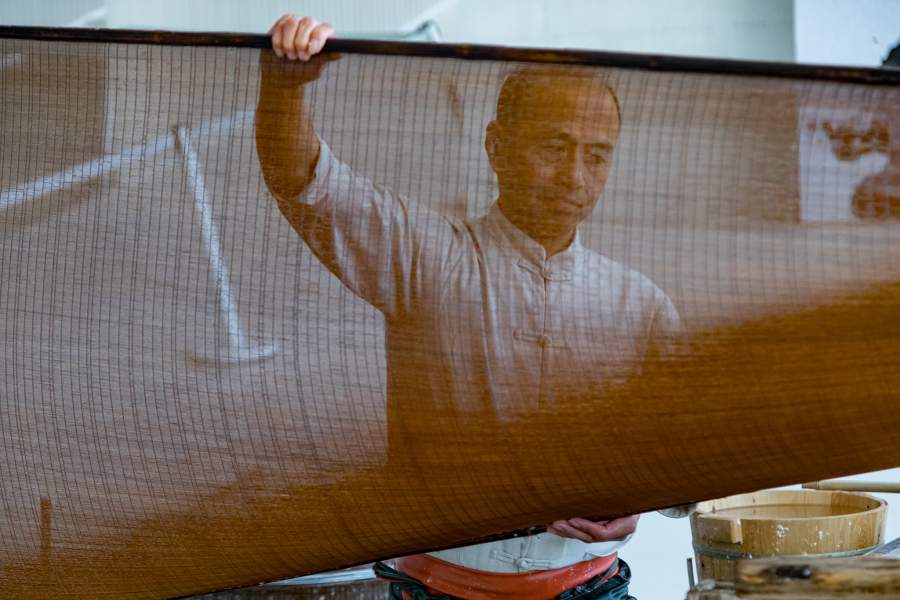 Производство рисовой бумаги «Сюань»