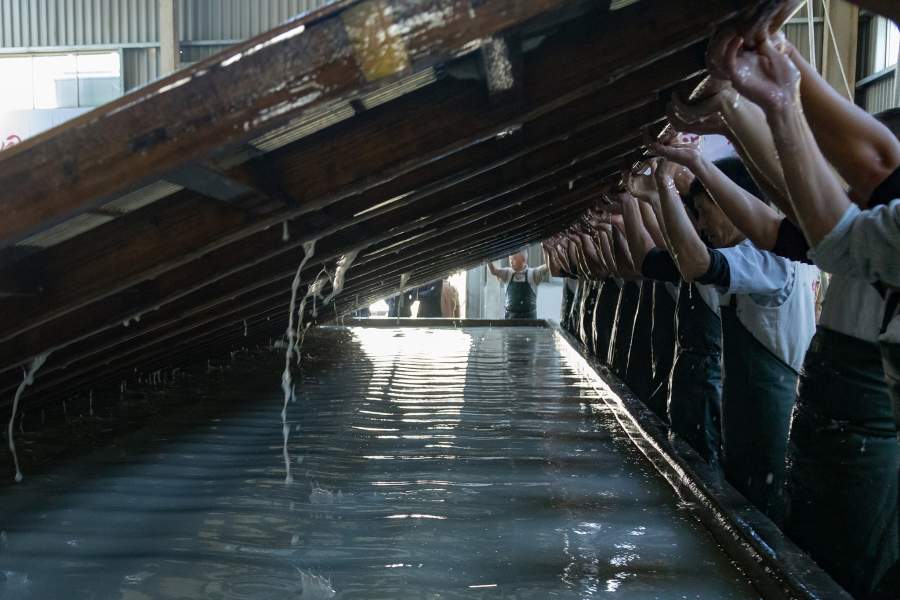 Производство рисовой бумаги «Сюань»