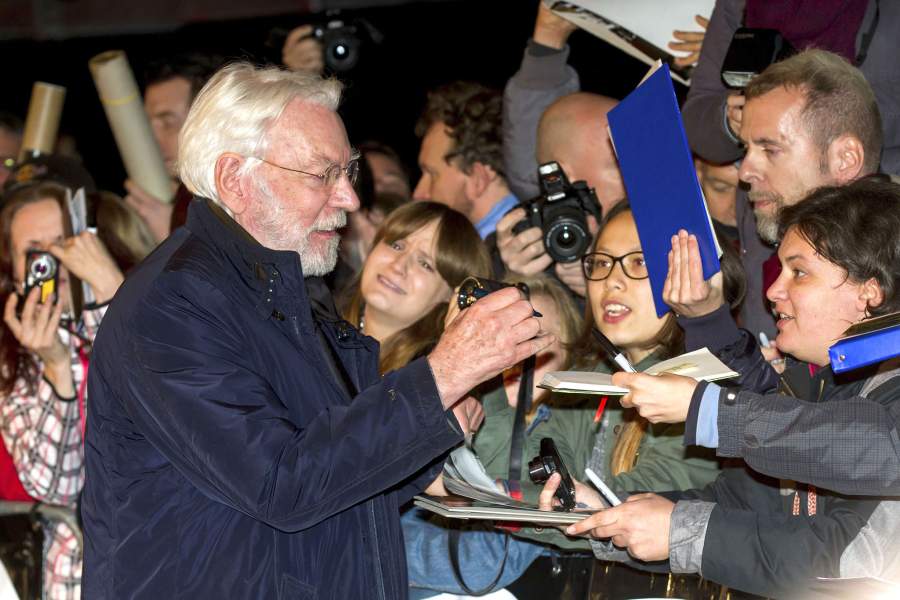 Дональд Сазерленд раздает автографы на GQ Men of the Year Awards Gala 2014 в Берлине