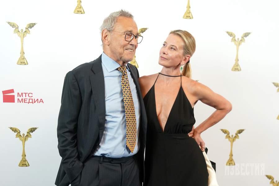 Режиссер Андрей Кончаловский и актриса Юлия Высоцкая на церемонии вручения национальной кинематографической премии «Ника» за 2022-2023 гг.