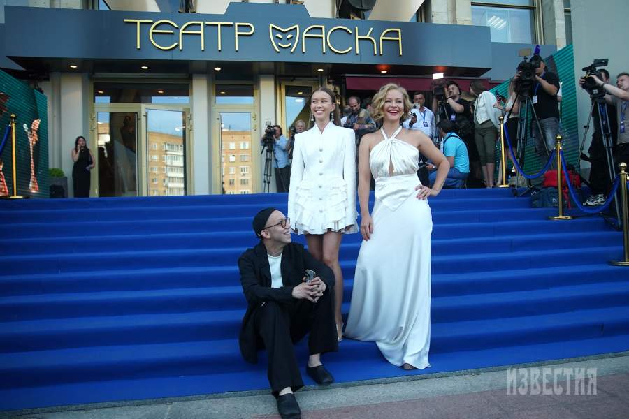 В столичном театре «Маска» после двухлетнего перерыва прошла торжественная церемония вручения главной российской награды в области кинематографа, премии «Ника». Заветные статуэтки получили создатели лучших картин, снятых в 2022-2023 годах. Подробности  — в фотогалерее «Известий»