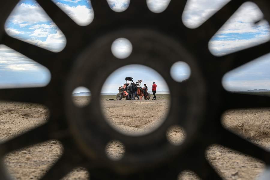 Мотовездеход команды G-Drive Racing (экипаж 209) на дистанции 9-го этапа ралли «Шелковый путь - 2024» Томск — Улан-Батор (участок маршрута Алтай — Баянхонгор)