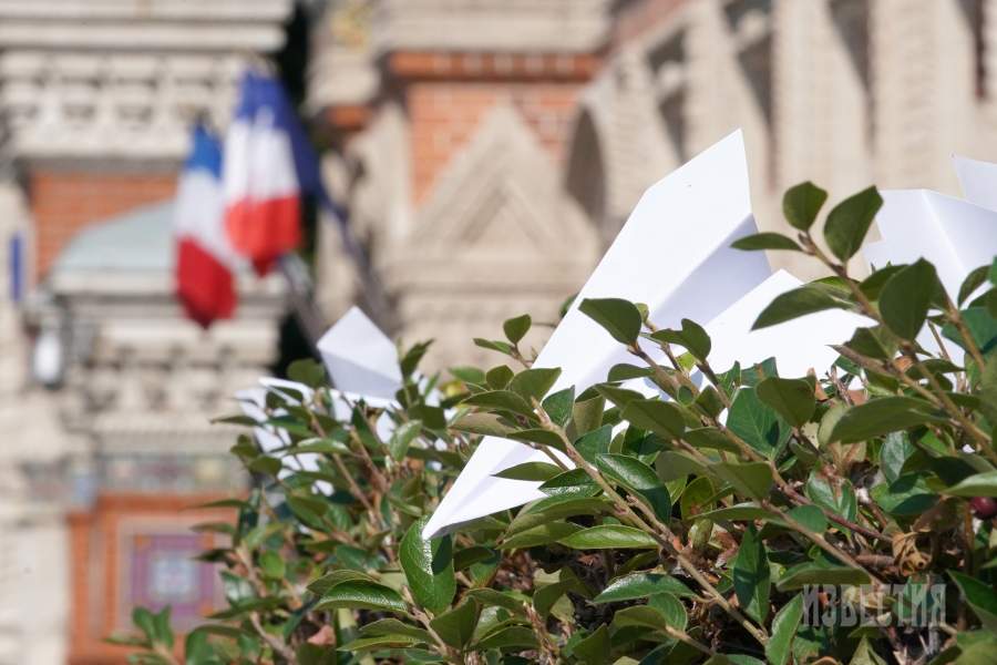 Акция протеста у посольства Франции в связи с задержанием в парижском аэропорту Ле-Бурже сооснователя мессенджера Telegram Павла Дурова. Участники мероприятия запустили бумажные самолетики, подобные тому, что фигурирует на логотипе мессенджера