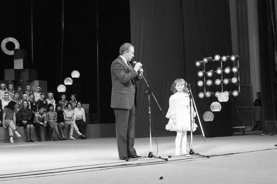 Торжественное открытие I-го Московского международного кинофестиваля для детей и юношества. У микрофона - популярный телеведущий Александр Масляков. 1989 год