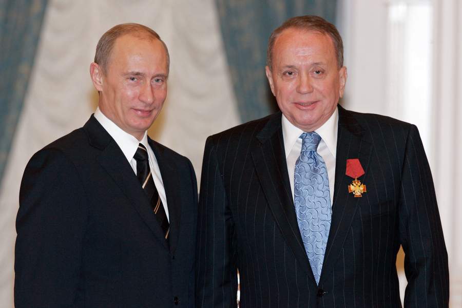 Президент РФ Владимир Путин наградил орденом «За заслуги перед Отечеством» IV степени Александра Маслякова. 2006 год