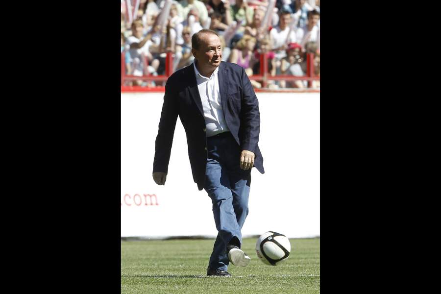 Ведущий Александр Масляков делает символический удар по мячу в футбольном матче в рамках Всероссийской благотворительной акции «Под флагом добра» между командой «Звезды политики и эстрады» и командой «Сборная КВН». 2011 год