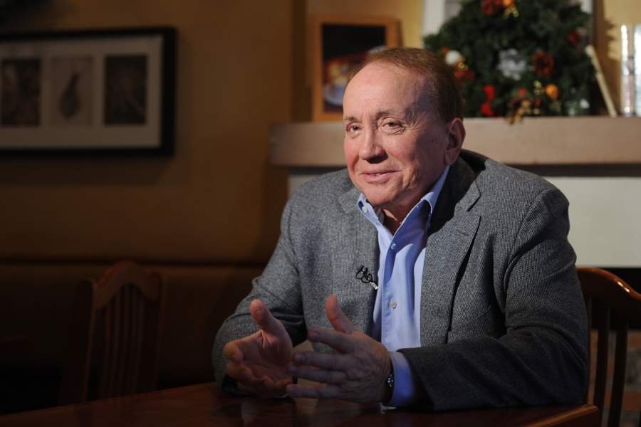 Телеведущий Александр Масляков отвечает на вопросы журналистов во время интервью. 2011 год