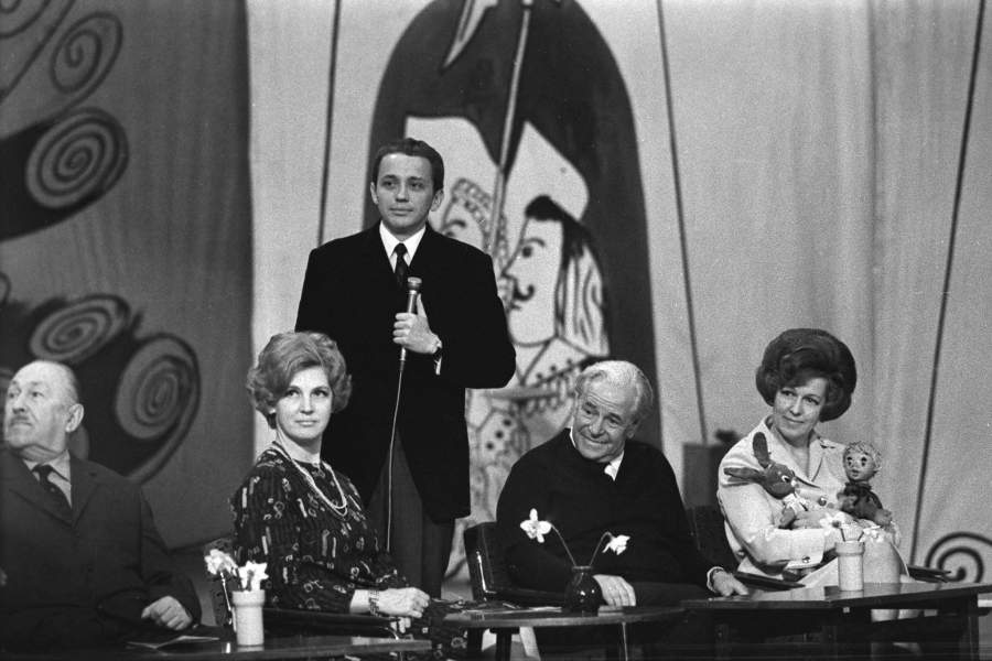 Телевизионная юмористическая игра «КВН» (Клуб веселых и находчивых). В центре ведущий Александр Масляков. 1970 год