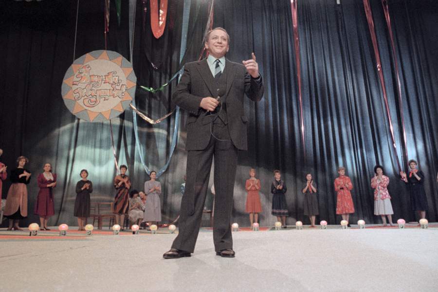 Ведущий телепередачи «А ну-ка, девушки!» Александр Масляков на сцене новосибирского дворца спорта «Сибирь». 1987 год