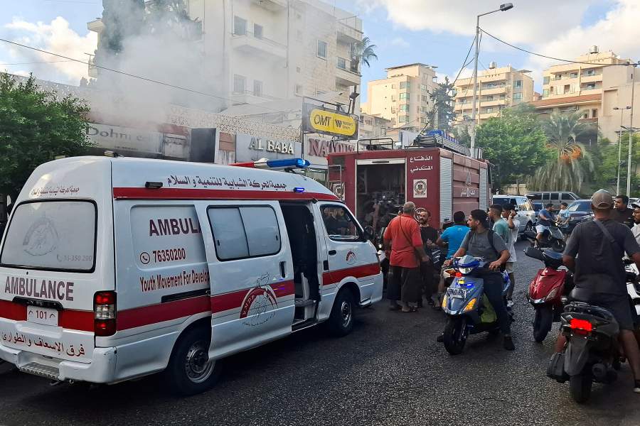 Дым после взрыва мобильного устройства в одном из магазинов Бейрута