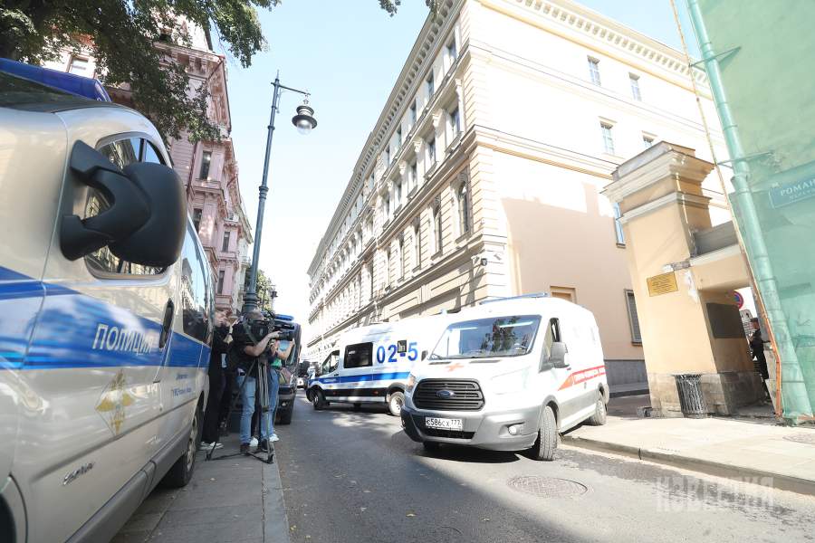 Автомобили МВД РФ и следственного комитета России у бизнес-центра «Романов двор», где произошла стрельба