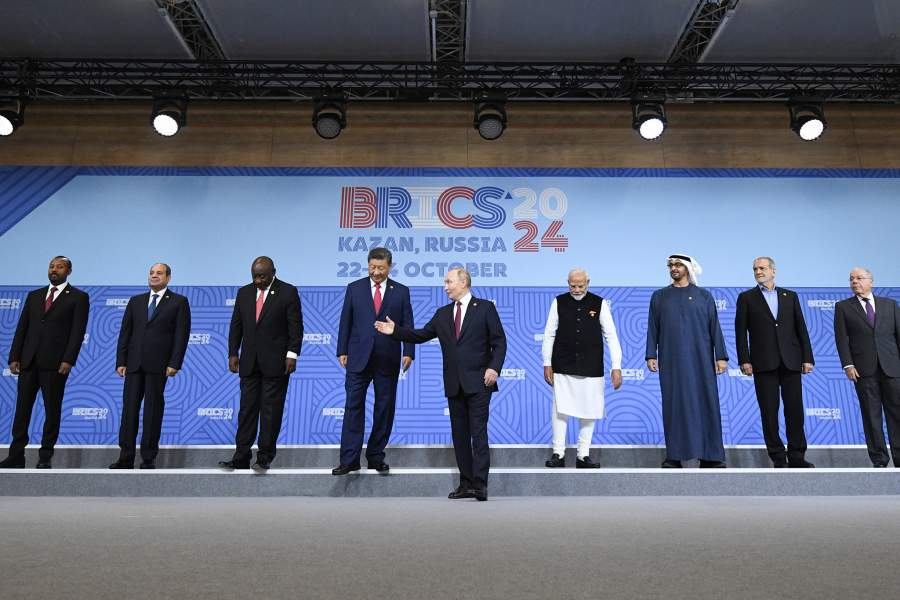  Президент РФ Владимир Путин на церемонии совместного фотографирования глав делегаций стран БРИКС в рамках XVI саммита БРИКС в Казани. Слева направо: премьер-министр Эфиопии Абий Ахмед Али, президент Египта Абдель Фаттах ас-Сиси, президент ЮАР Сирил Рамафоза и председатель КНР Си Цзиньпин , справа налево: министр иностранных дел Бразилии Мауро Виейра, президент Ирана Масуд Пезешкиан, президент Объединенных Арабских Эмиратов (ОАЭ) Мухаммед Бен Заид Аль Нахайян и премьер-министр Индии Нарендра Моди