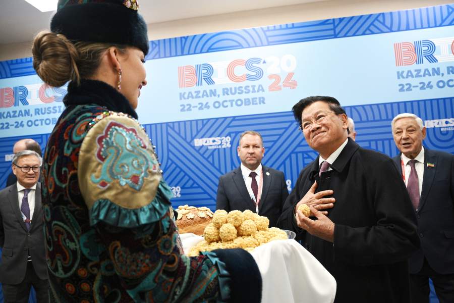 Президент Лаоса Тхонглун Сисулит, прибывший для участия в XVI саммите БРИКС, во время церемонии встречи в аэропорту Казани