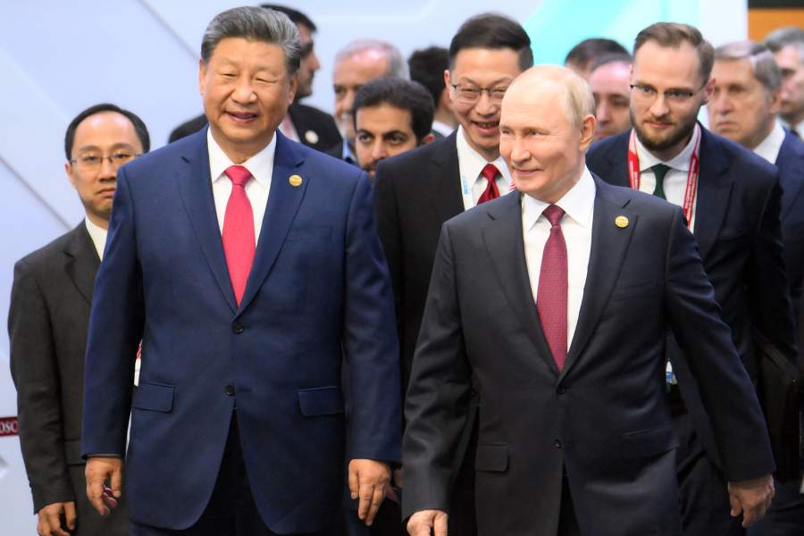 Президент РФ Владимир Путин и председатель КНР Си Цзиньпин во время встречи с лидерами БРИКС в узком составе в рамках XVI саммита БРИКС в Казани