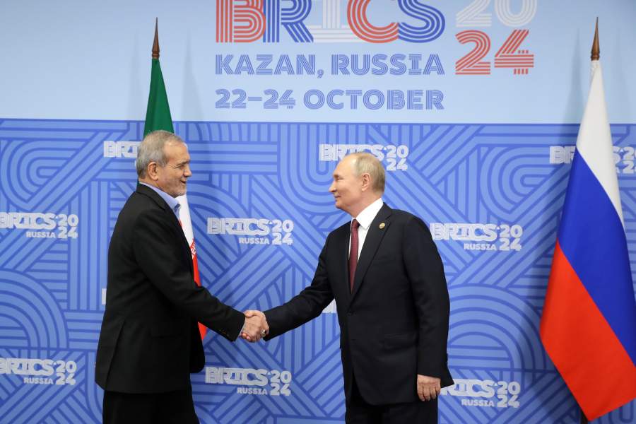 Президент РФ Владимир Путин и президент Ирана Масуд Пезешкиан во время встречи в рамках XVI саммита БРИКС в Казани