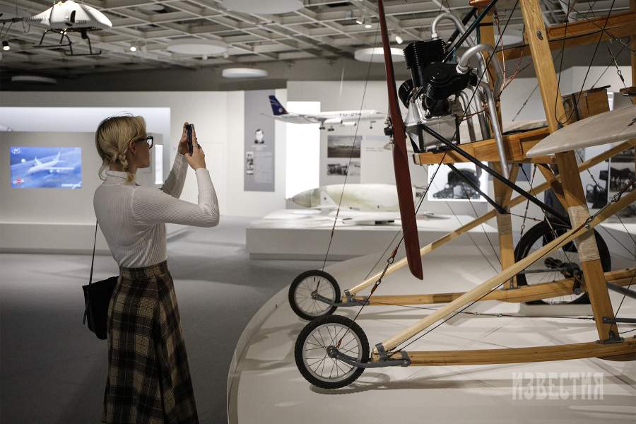 Россия. Санкт-Петербург. Посетители на выставке «Политехнический музей: создавая настоящее» при научном кураторстве НИЦ «Курчатовский институт» в ЦВЗ «Манеж»