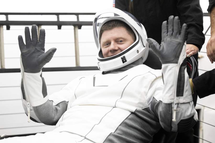 США. Флорида. Пенсакола. Космонавт Роскосмоса Александр Гребенкин в спускаемом аппарате многоразового пилотируемого корабля Crew Dragon-8. Космический корабль Crew Dragon американской компании SpaceX с экипажем миссии Crew-8 вернулся на Землю. Корабль совершил приводнение в Атлантическом океане у берегов штата Флорида. Помимо российского космонавта Гребенкина, в рамках завершения миссии Crew-8 на Землю вернулись астронавты NASA Мэттью Доминик, Майкл Барратт и Джанетт Эппс