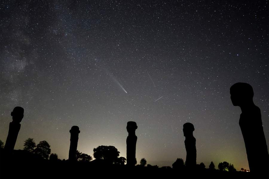 Комета C/2023 A3 — Цутиншань-АТЛАС видна в небе над произведением искусства Додекалиттен в Лолланде, южная Зеландия, Дания