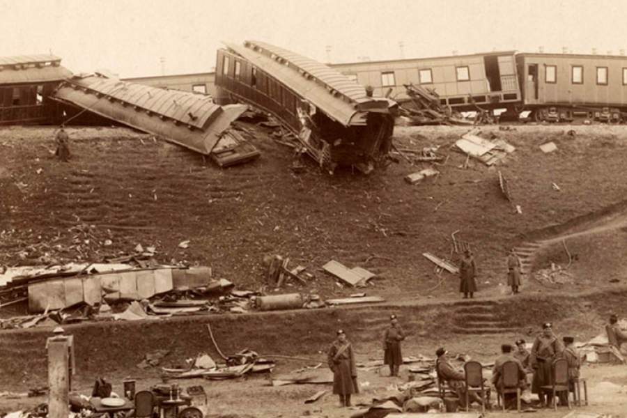 29 октября 1888 года в Змиевском уезде под Харьковом потерпел крушение императорский поезд, на котором ехал Александр III и члены его семьи. Несмотря на многочисленные человеческие жертвы и сильные повреждения в том числе царского вагона, царская семья уцелела — по легенде, обладавший недюжинной силой Александр III держал крышу вагона на своих плечах, чтобы домочадцы смогли выбраться