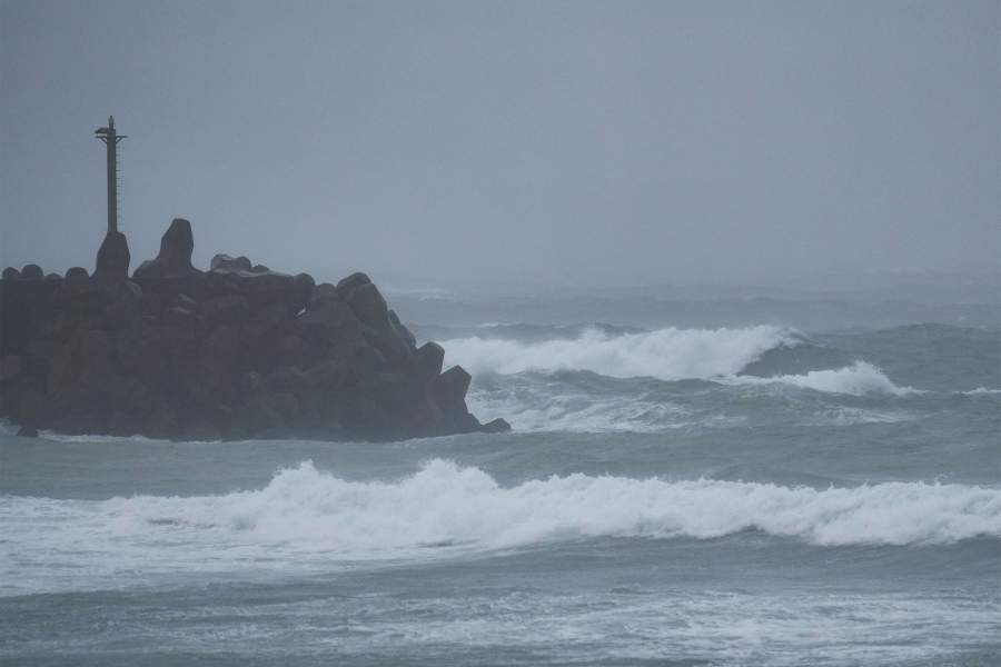 Огромные волны обрушиваются на прибрежную зону, когда тайфун Конг-Рей быстро движется в сторону Тайваня, в прибрежной зоне в Хуаляне, Тайвань, 31 октября 2024 года