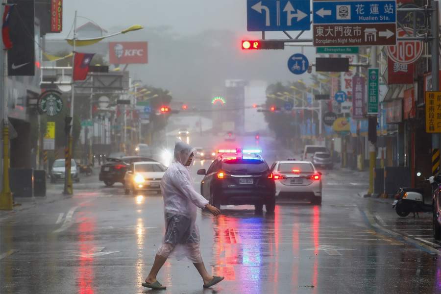 Мужчина идет под проливным дождем, когда тайфун Конг-Рей обрушился на берег в Хуаляне, Тайвань, 31 октября 2024 года