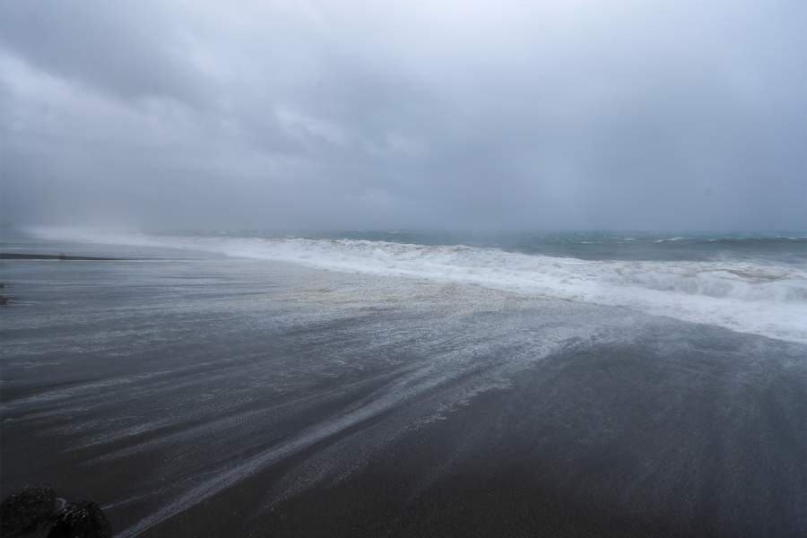 Огромные волны обрушиваются на прибрежную зону, когда тайфун Конг-Рей быстро движется в сторону Тайваня, в прибрежной зоне в Хуаляне, Тайвань, 31 октября 2024 года