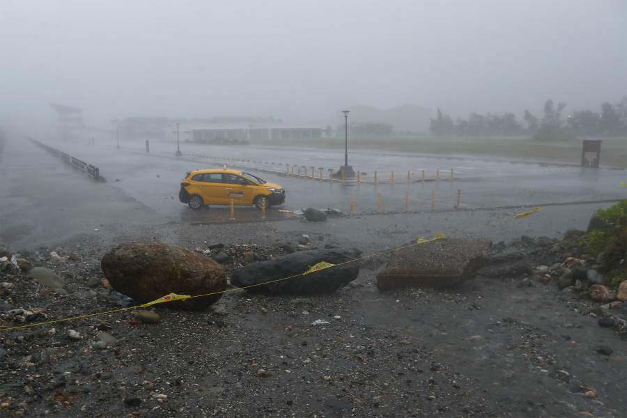 Обломки видны в прибрежной зоне после сильного ветра, когда тайфун Конг-Рей быстро движется в сторону Тайваня, в прибрежной зоне в Хуаляне, Тайвань, 31 октября 2024 года