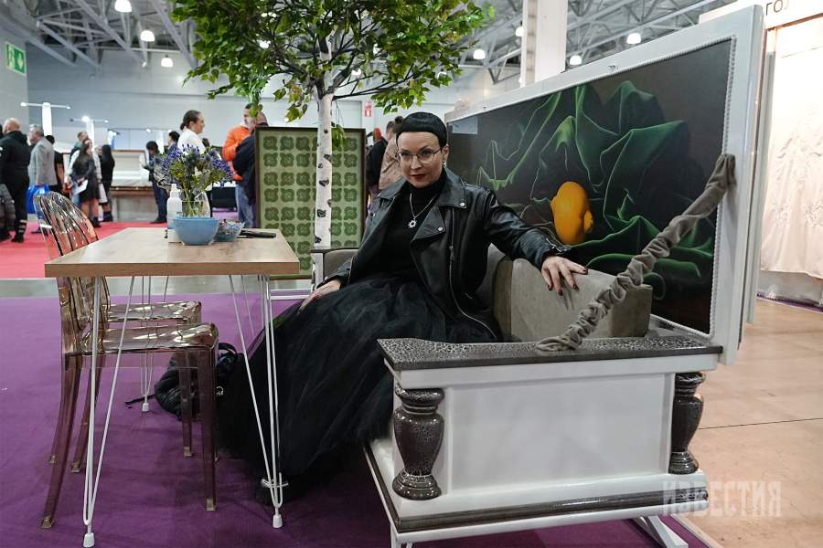 Россия. Московская область. Красногорск. Участница отдыхает среди экспонатов ритуальных сервисов на международной выставке ритуальных услуг «Некрополь World Russia 2024» в МВЦ «Крокус Экспо»