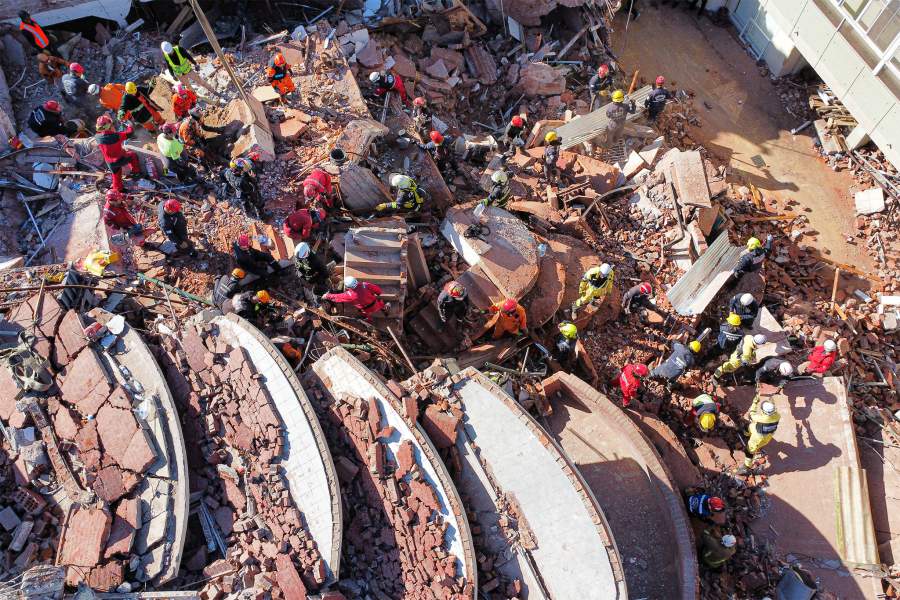 Аргентина, Вилья Хесель. Вид на поисково-спасательную операцию на месте обрушения 10-этажного апарт-отеля «Дубровник»