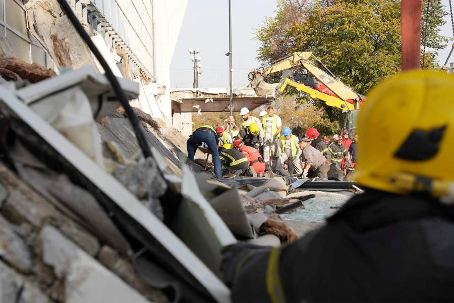 Спасатели убирают обломки после обрушения крыши у входа на железнодорожную станцию ​​в Нови-Сад, Сербия, 1 ноября 2024 года