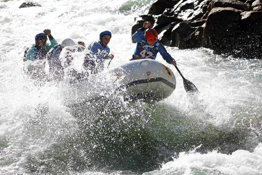 Участники Кубка России по рафтингу – 2024 во время прохождения трассы на реке Белой в поселке Хамышки в Республике Адыгея