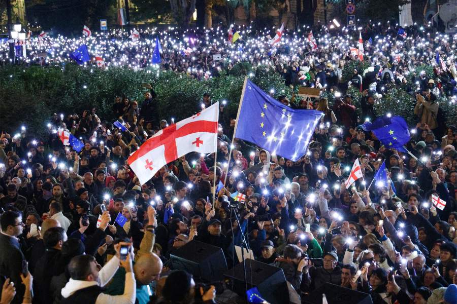 28 октября. Грузия. Тбилиси. Участники акции протеста против итогов парламентских выборов, прошедших в Грузии 26 октября
