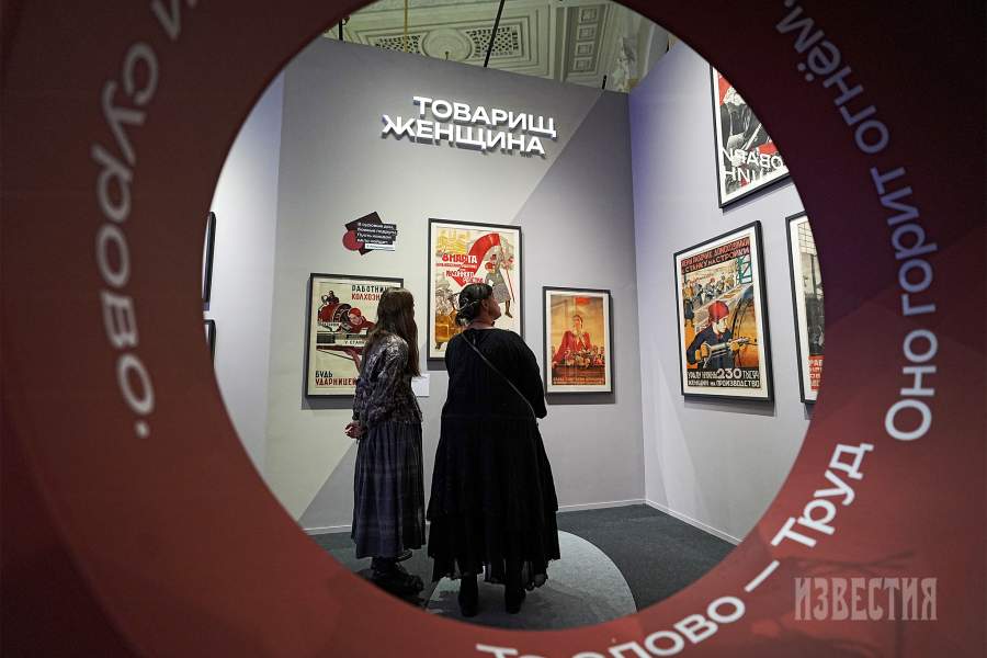 Россия. Москва. Посетители на открытии выставки «Образ и слово. Искусство советского плаката» в Историческом музее.