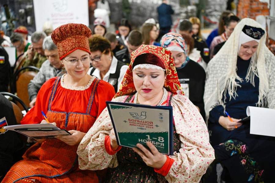 Россия. Мурманск. Участники в национальной одежде во время этнографическиого диктанта в музее Краснознаменного Северного флота