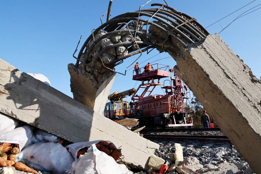 Россия. Республика Крым. Работы на месте обрушения моста на автомобильной дороге Джанкой — Маслово в Джанкойском районе. Обрушение моста над железнодорожными путями произошло 13 ноября, при этом пострадали два человека. По сообщению МЧС, на мосту находились легковой автомобиль и грузовик