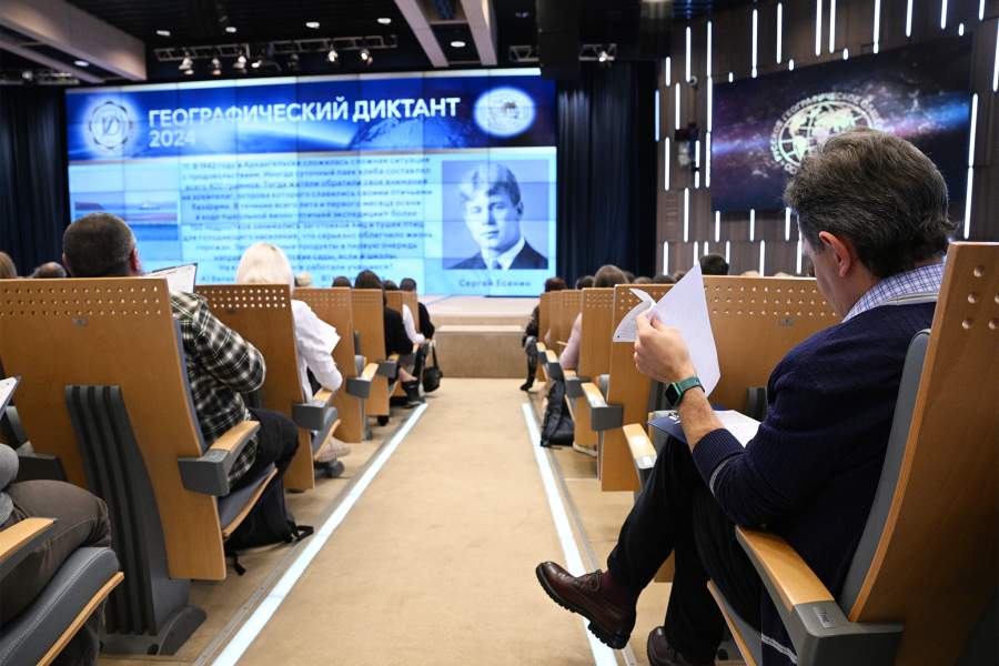 Участники юбилейной, десятой, международной просветительской акции «Географический диктант» в большом зале Международной медиагруппы «Россия сегодня» в Москве